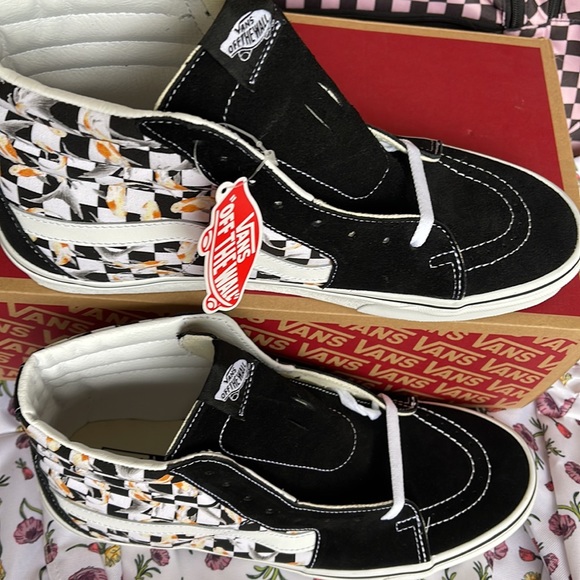 Vans Men’s Sk8-Hi
Checkerboard Koi/Black
VN0A7Q5NVG3
Sneakers - Picture 3 of 16